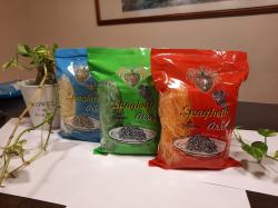 Fideos de arroz  tradicionales, grueso mediano con morrón y espinaca