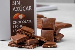 Chocolate con leche sin azúcar con almendras