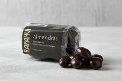 Almendras bañadas en chocolate amargo.