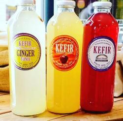 Jugo de Kefir sabor: Limonada :lima + limón , arándanos ,  Manzana y zanahoria,  Ginger tonic : Jengibre ananá y limón. , Frutilla y remolacha  Hibiscus , Hierbas serranas , maracuyada : maracuya y jengibre