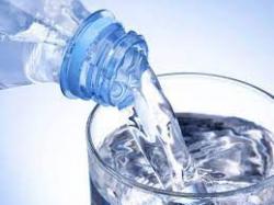 AGUA MINERAL CON O SIN GAS , TAMBIEN SODA EN SIFON DESCARTABLE CUALQUIER MARCA