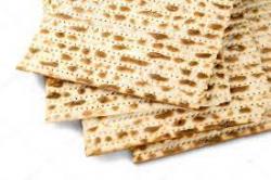 MATZA DULCE No se cumple la obligación de comer Matzá en la noche del Seder con Matzá Dulce, y según la costumbre ashkenazí, no debe ser consumida del todo durante Pesaj, salvo personas ancianas o niños, a quienes les es difícil consumir Matzá común.