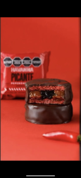 Alfajor picante relleno con dulce de leche y relleno con cacao 70% y cobertura amarga sabor aji peperoncino PAT PALTER