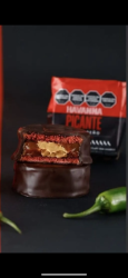 Alfajor picante relleno con dulce de leche y cobertura semiamarga sabor aji jalapeño PAT PALTER