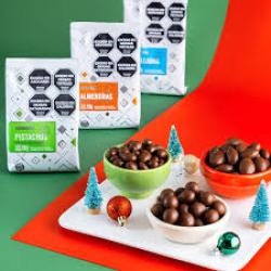 Almendras , avellanas , pistachos y mani bañadas en chocolate semiamargo con leche